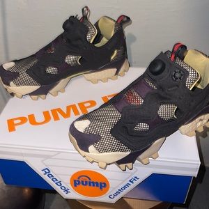 UNISEX REEBOK PUMP IT’s WORN ONCE .. ‼️‼️‼️ GREAT FOR HIKING, OR WALKING‼️‼️